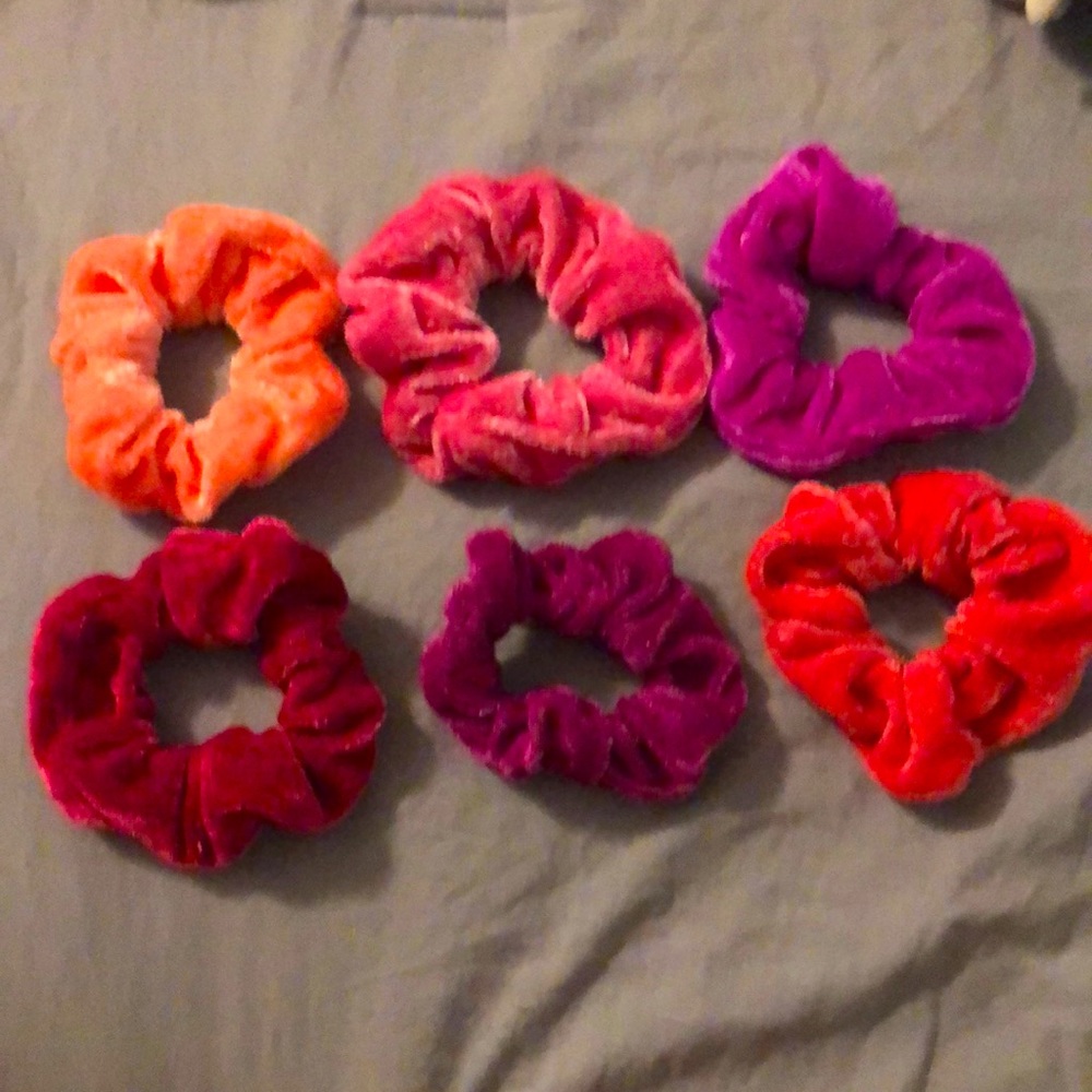 6 velvet scrunchies